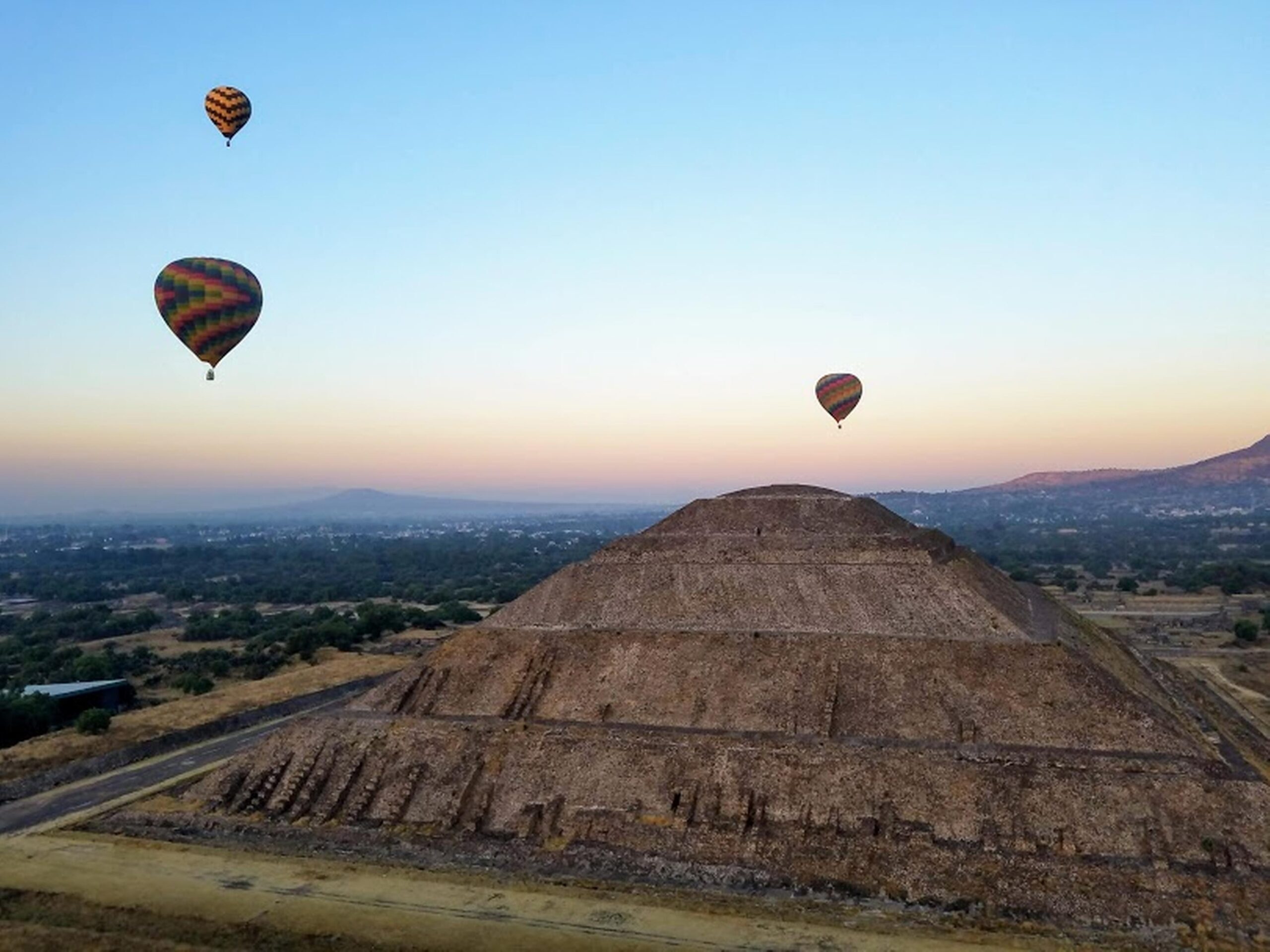 Globos vuelan sobre la pirámide del Sol